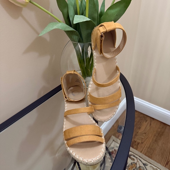 Sandals - Picture 1 of 6